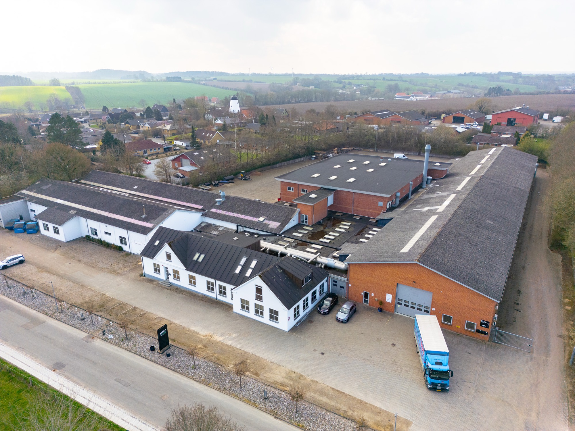 Das Betriebsgelände von HSV Combi am Eegsvej in Sdr. Bjert aus der Luft.