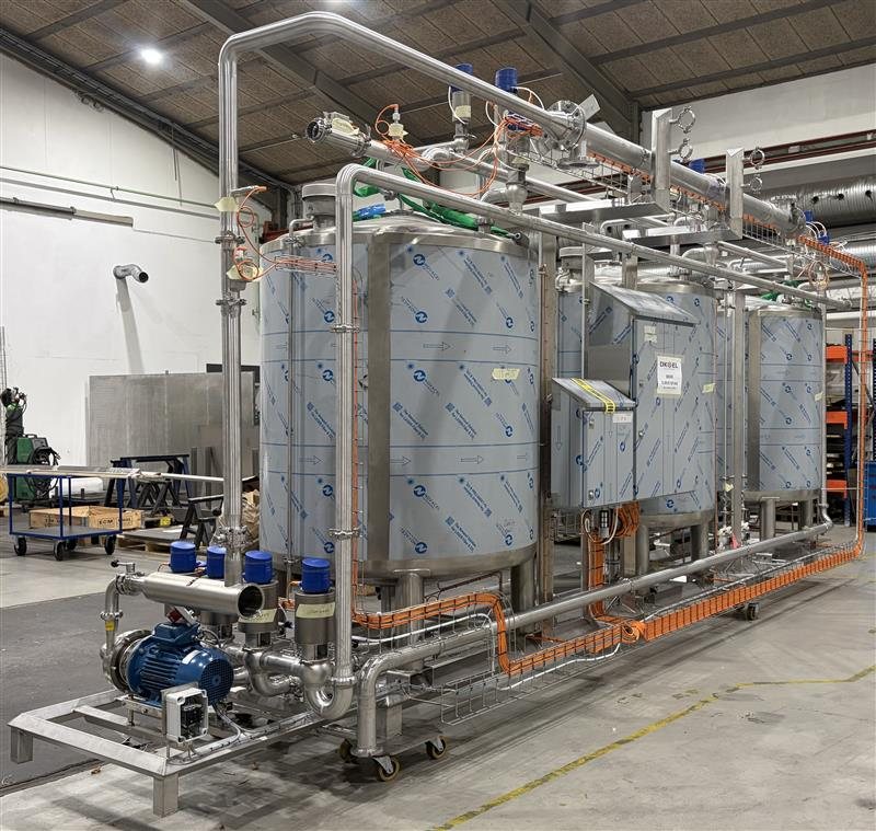 Skid unit with tank, pumps and valves.