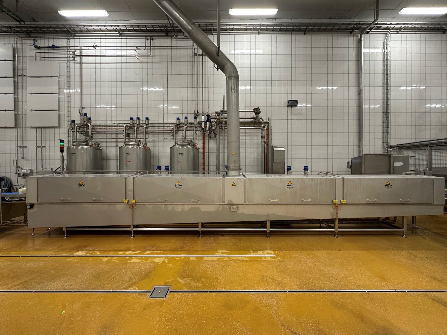 Long washing line in stainless steel.